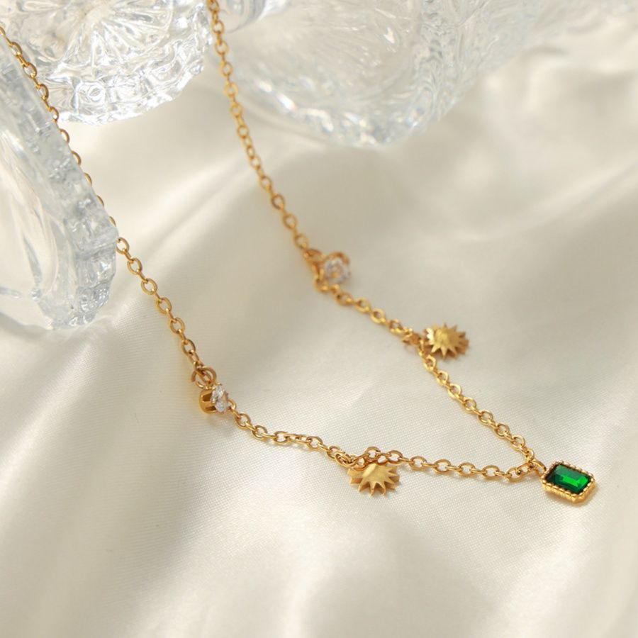 金 ネックレス 緑宝石と太陽モチーフの多重チャーム首飾り