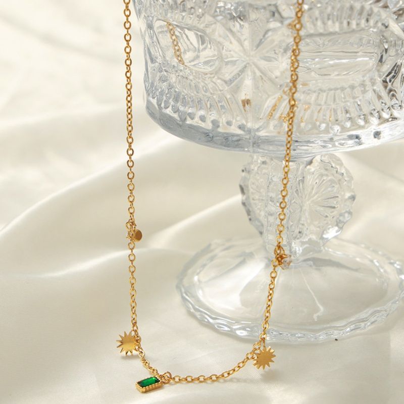 金 ネックレス 緑宝石と太陽モチーフの多重チャーム首飾り