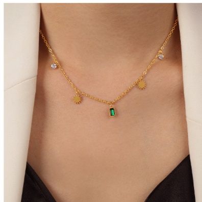 金 ネックレス 緑宝石と太陽モチーフの多重チャーム首飾り
