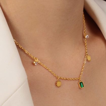 金 ネックレス 緑宝石と太陽モチーフの多重チャーム首飾り