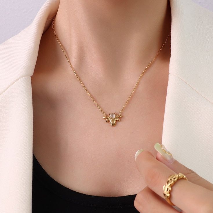 金 ネックレス 蜂モチーフ真珠付き繊細チェーンネックレス