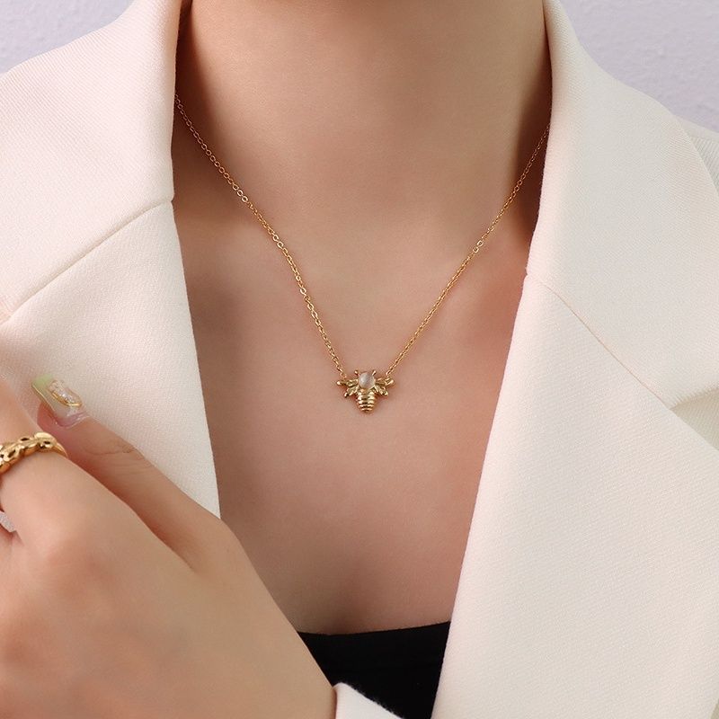 金 ネックレス 蜂モチーフ真珠付き繊細チェーンネックレス