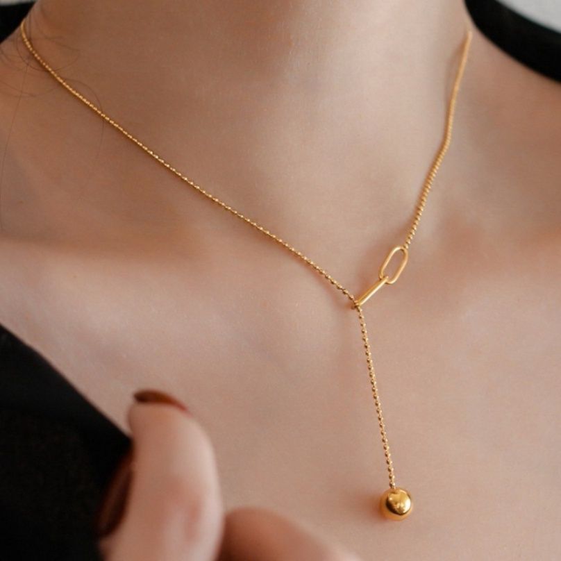 金 ネックレス 華奢な丸玉チャーム付き縦ライン調節可能ネックレス