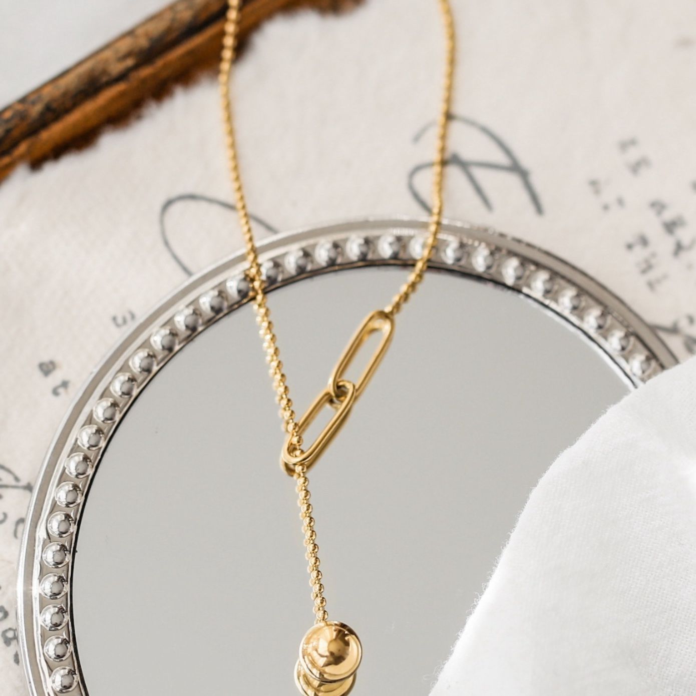 金 ネックレス 華奢な丸玉チャーム付き縦ライン調節可能ネックレス