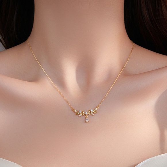 金 ネックレス 天使の羽根モチーフ雫型宝石付きネックレス