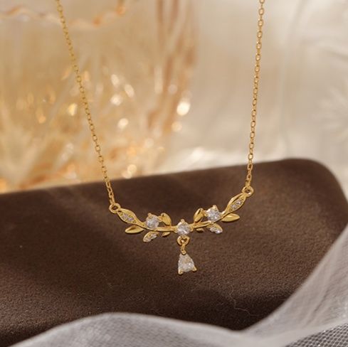 金 ネックレス 天使の羽根モチーフ雫型宝石付きネックレス