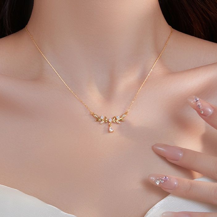 金 ネックレス 天使の羽根モチーフ雫型宝石付きネックレス