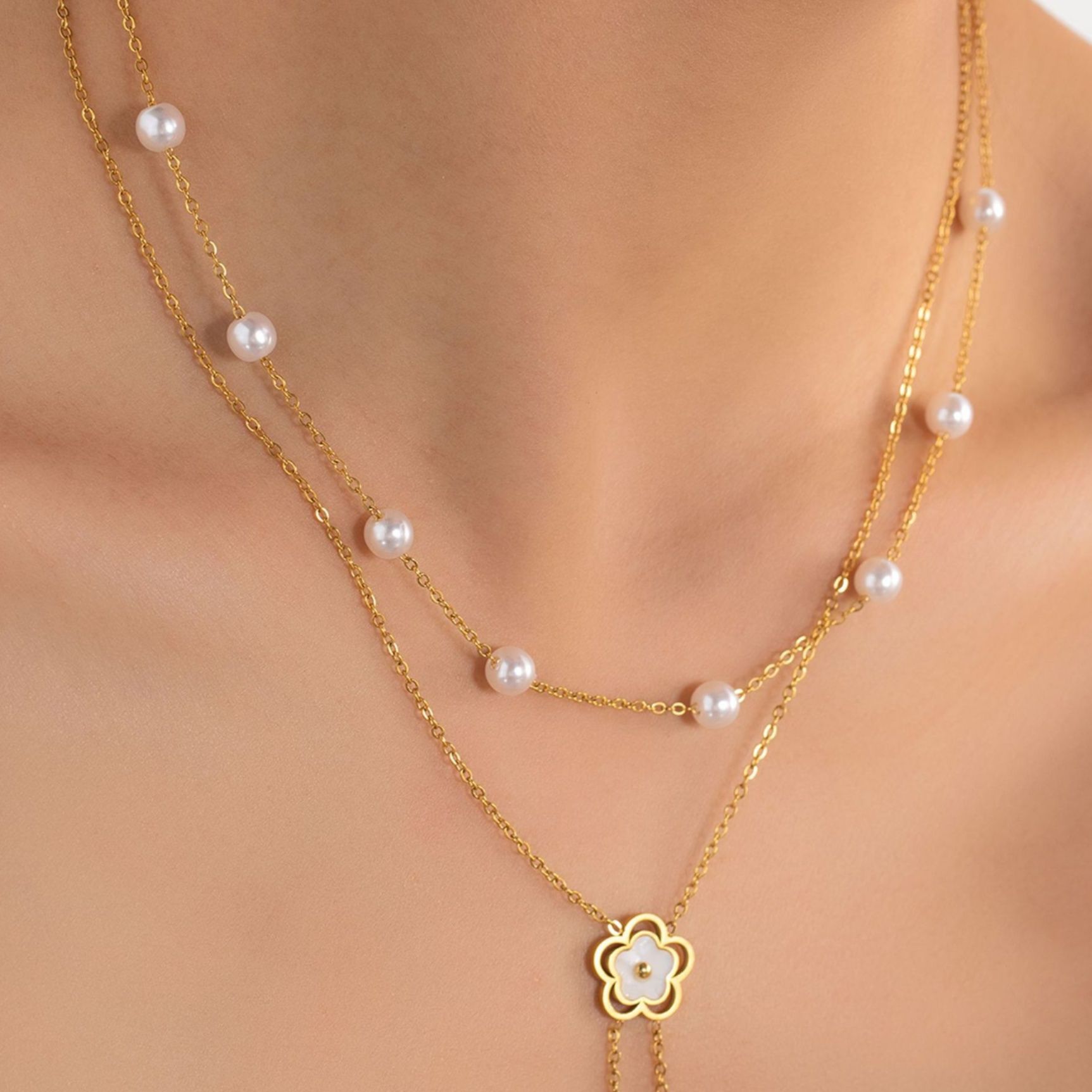 金 ネックレス 花モチーフと真珠の二連重ね付け風ネックレス