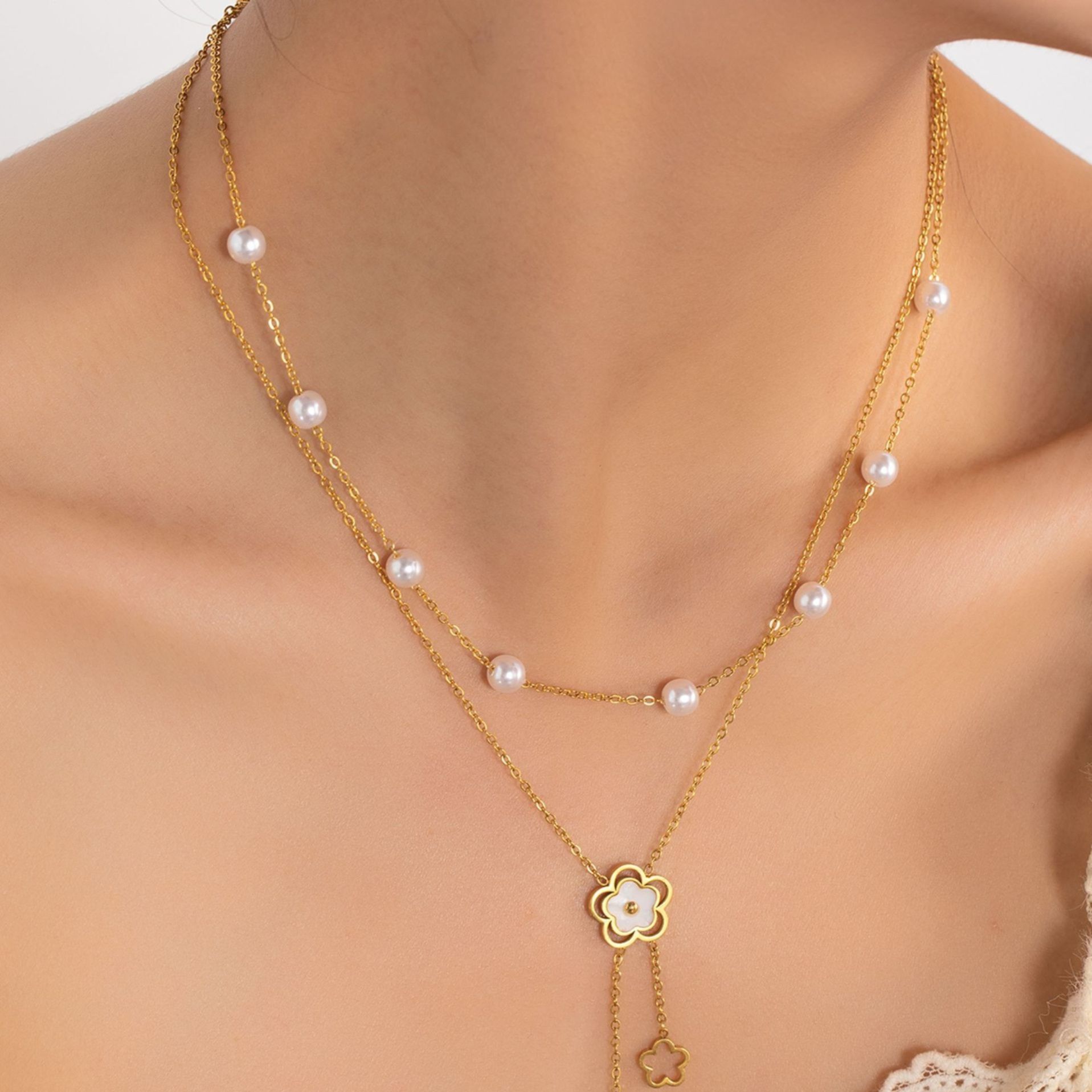 金 ネックレス 花モチーフと真珠の二連重ね付け風ネックレス