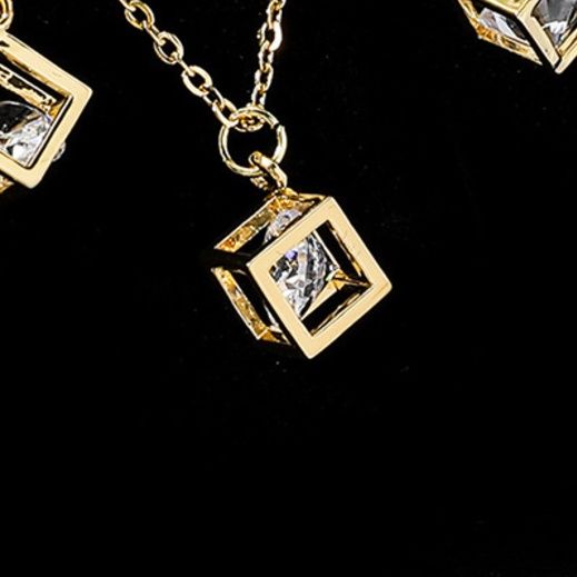 金 ネックレス 立方体モチーフ輝石付き華奢チェーンネックレス