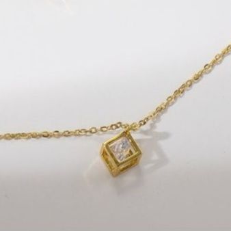 金 ネックレス 立方体モチーフ輝石付き華奢チェーンネックレス