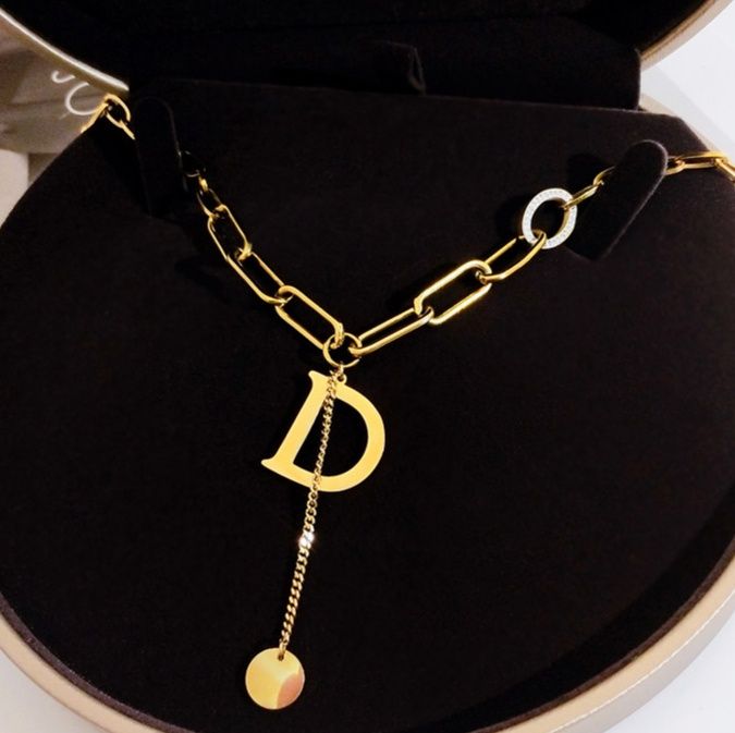 金 ネックレス イニシャル文字入りチェーン飾り付き金ネックレス