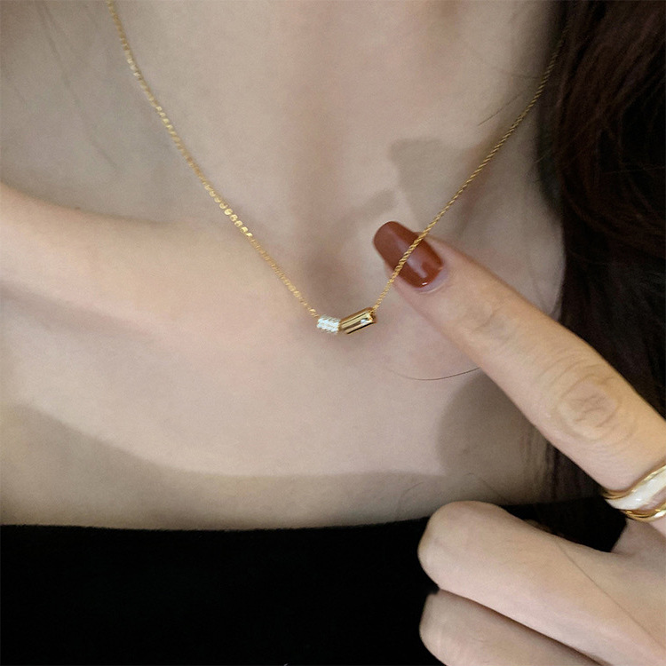 金 ネックレス 輝く小粒ジルコニア筒型チャームネックレス