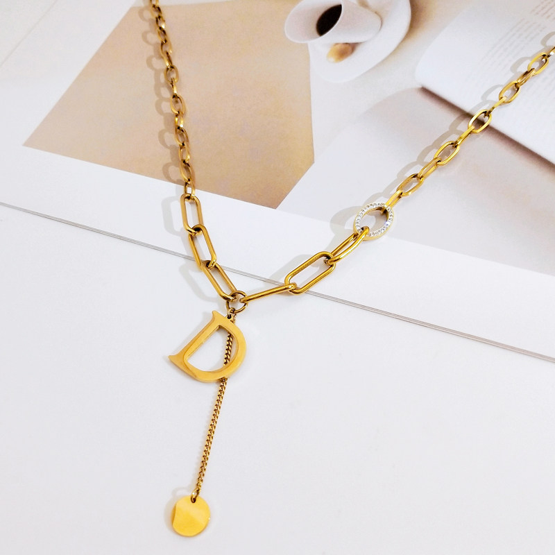金 ネックレス イニシャル文字入りチェーン飾り付き金ネックレス