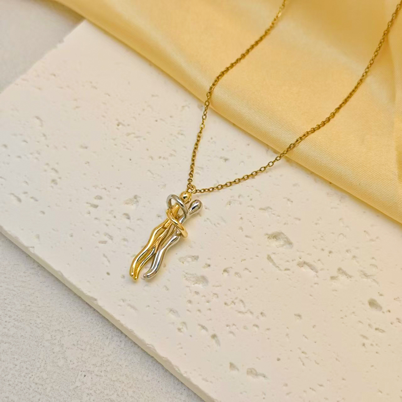 ゴールドネックレス 寄り添うシルエットペアモチーフネックレス