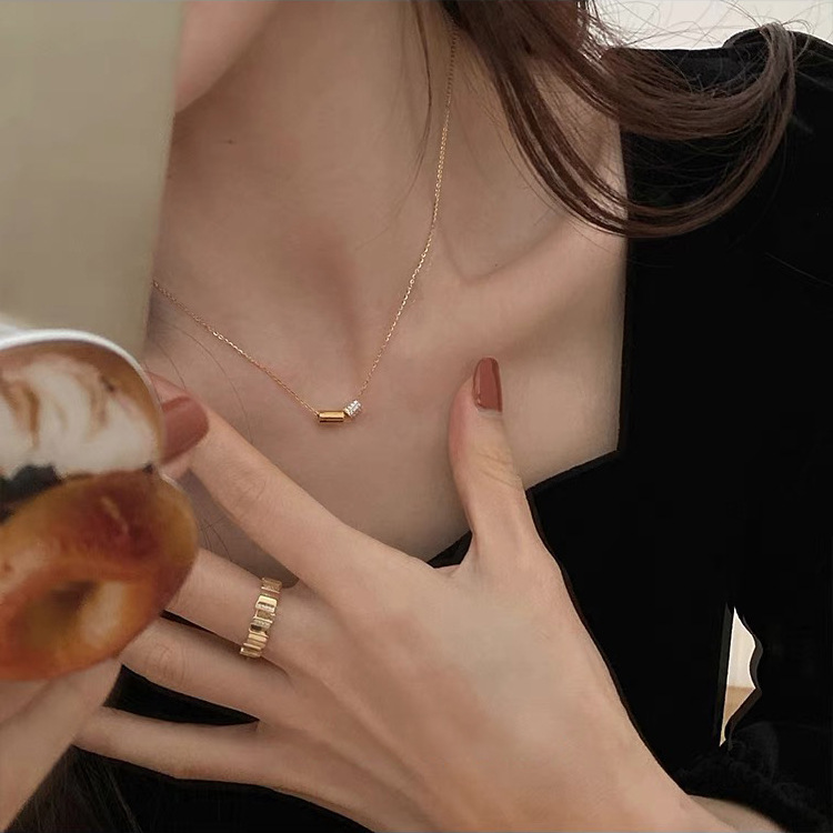 金 ネックレス 輝く小粒ジルコニア筒型チャームネックレス
