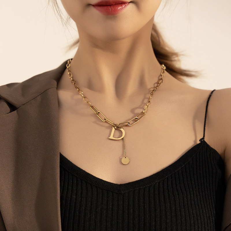 金 ネックレス イニシャル文字入りチェーン飾り付き金ネックレス