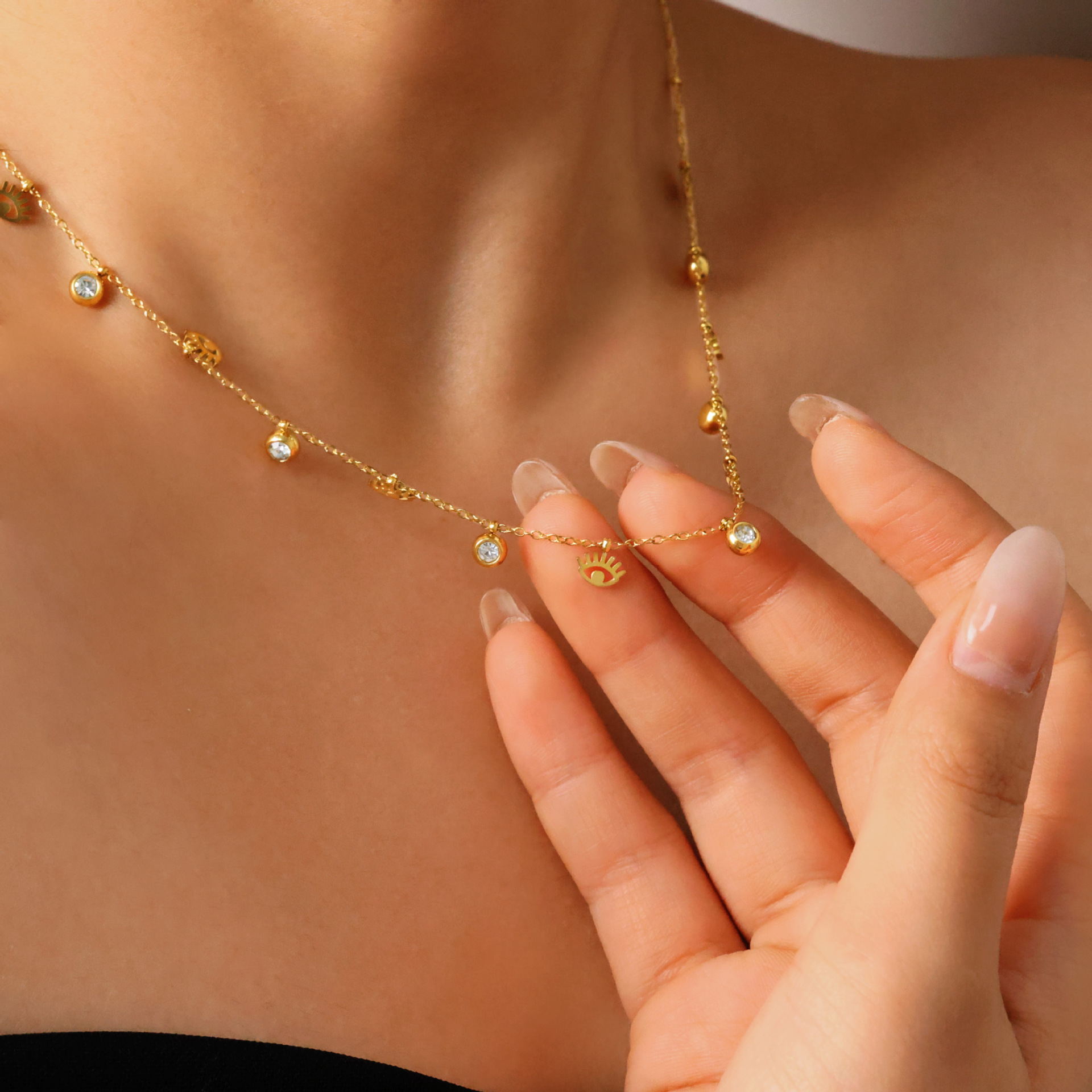 金 ネックレスレディース 目モチーフと輝石の揺れる華奢チェーン