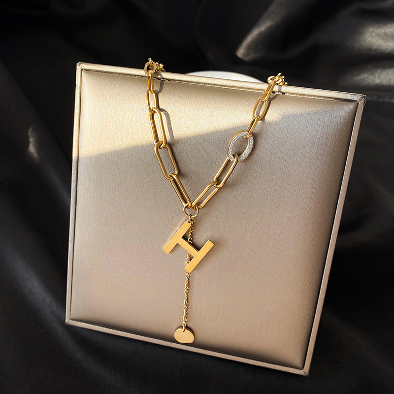 金 ネックレス 頭文字モチーフ付き太チェーン揺れる金ネックレス