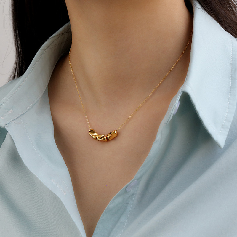 金 ネックレス 立体チューブモチーフ繋がりデザインネックレス