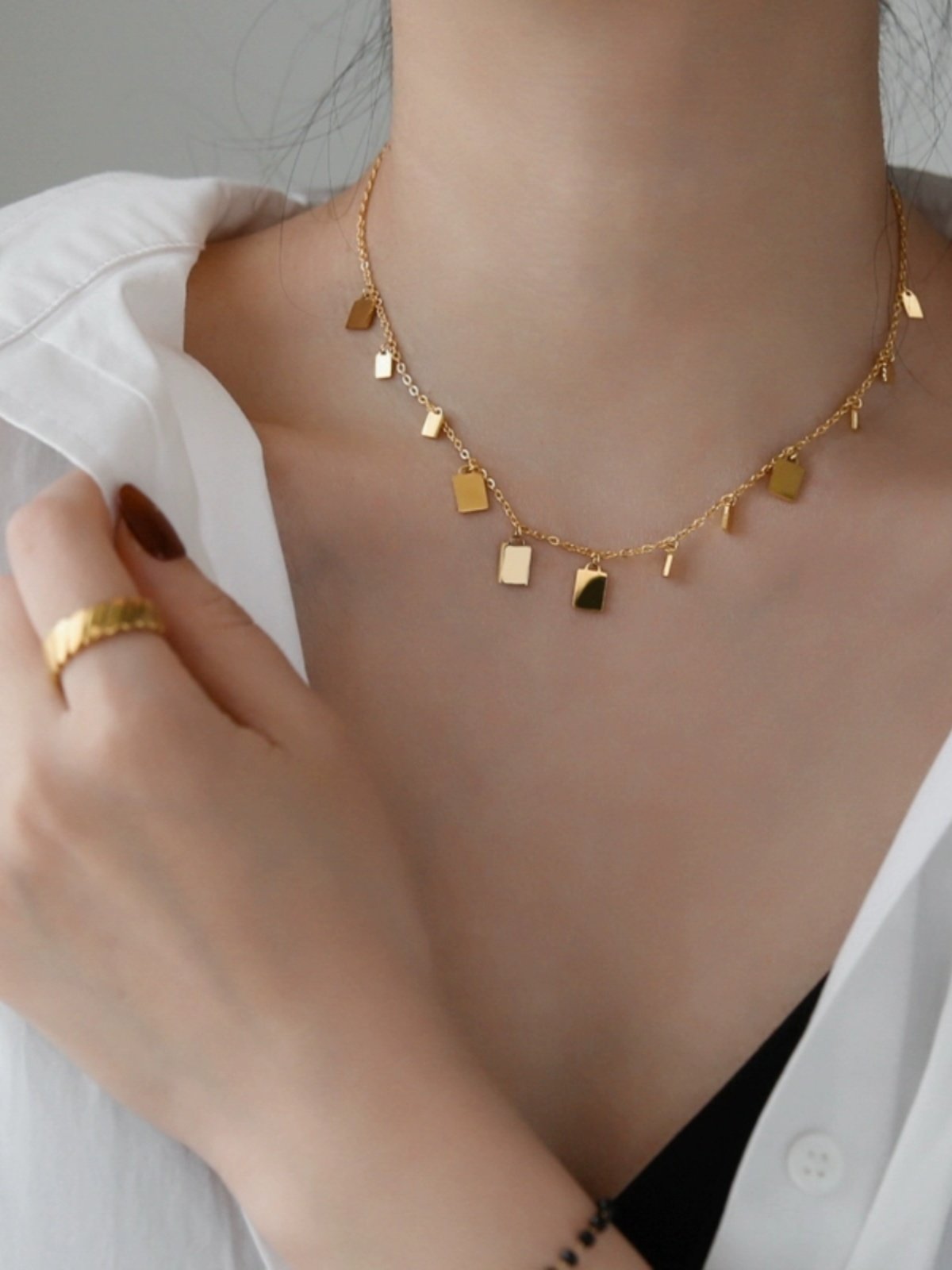 金 ネックレス 幾何学プレート揺れる華奢チェーン