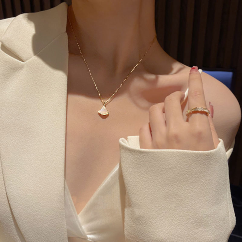 金 ネックレス 扇形シェル天然石ペンダント