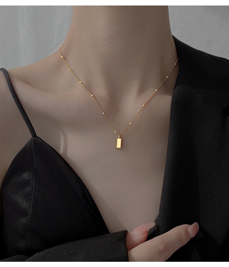 金 ネックレス 長方形プレート付き華奢チェーン金ネックレス