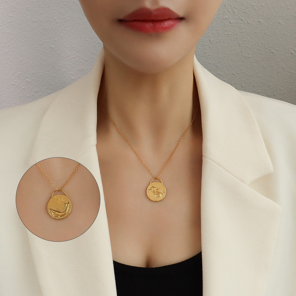 ゴールドネックレス 彫刻模様入り円形ペンダントネックレス