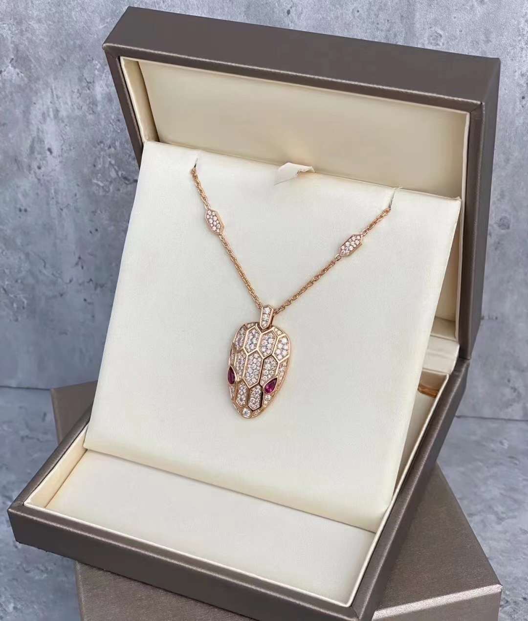 ゴールドネックレス 蛇紋パヴェ ロングネックレス
