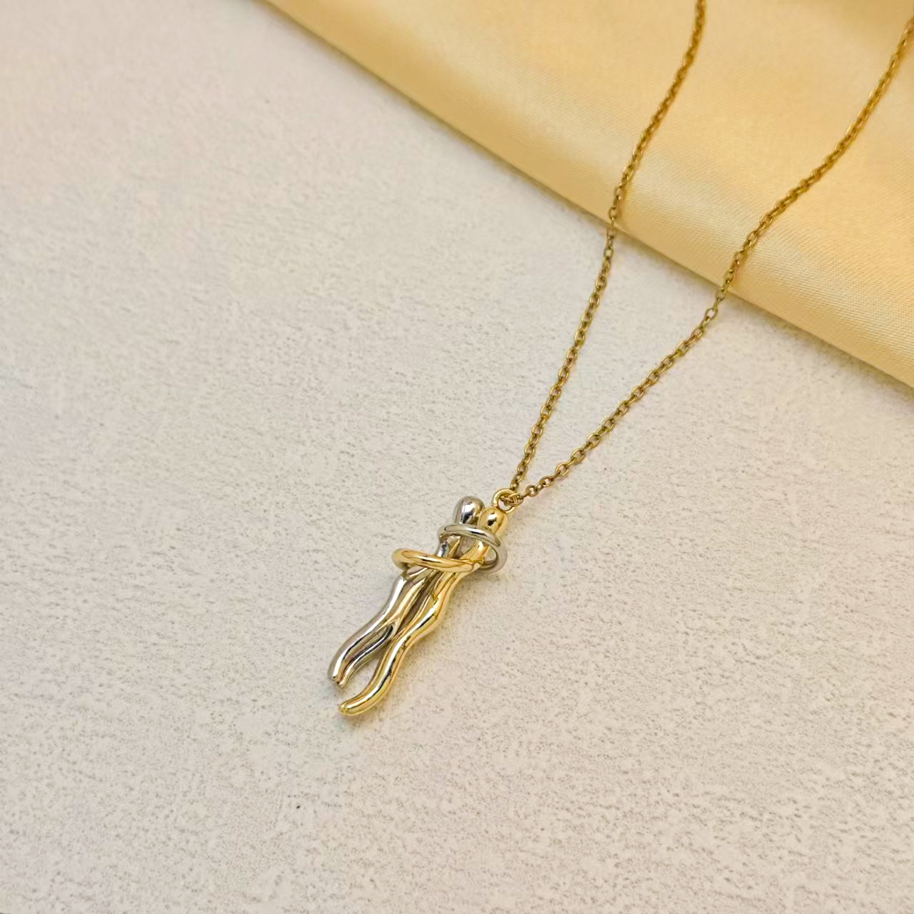 ゴールドネックレス 寄り添うシルエットペアモチーフネックレス