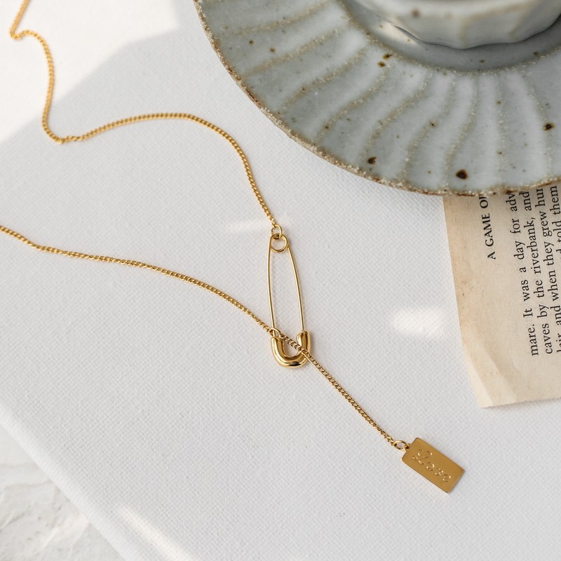 金 ネックレス 安全ピンモチーフ縦型プレート付き金ネックレス