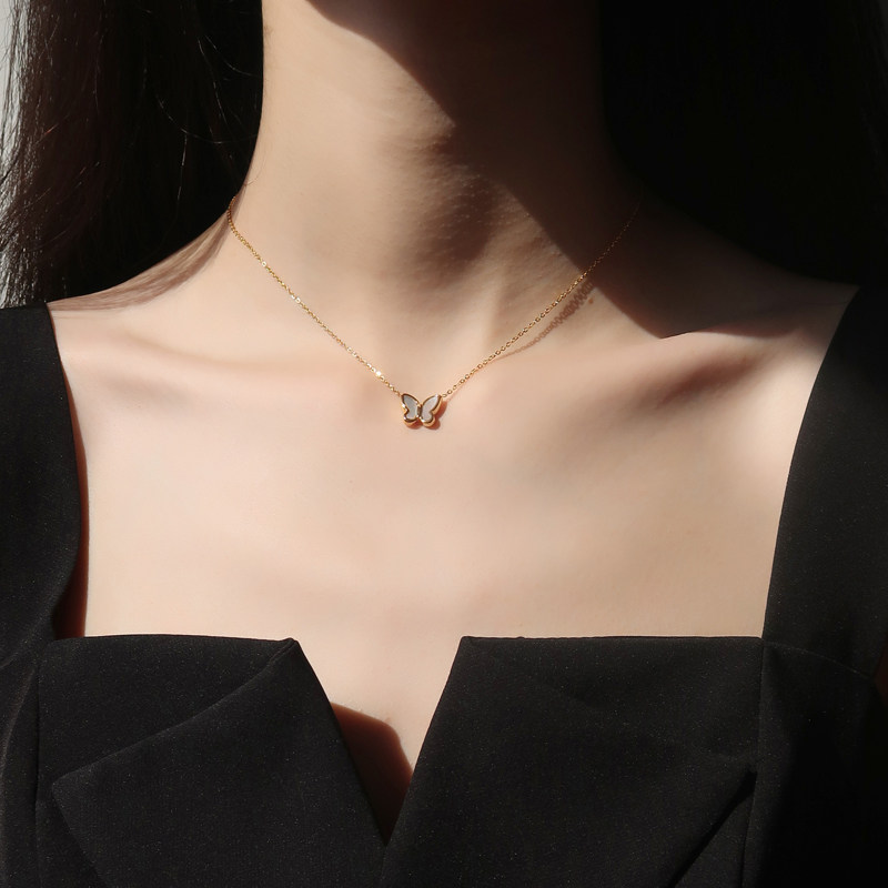 金 ネックレス 小さな蝶々モチーフの華奢な金ネックレス