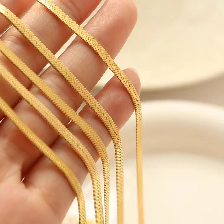 金 ネックレス なめらか蛇行チェーンネックレス