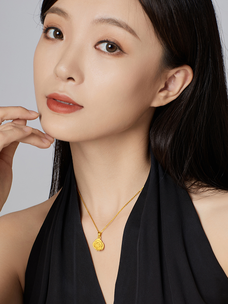 金 ネックレス 優美な薔薇のしずくペンダント