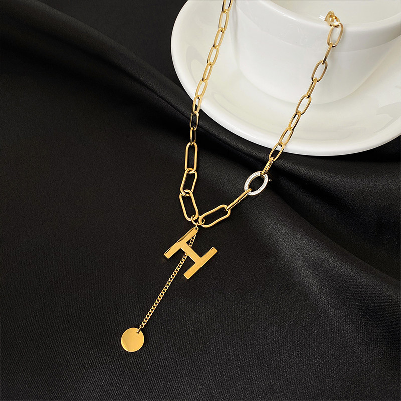 金 ネックレス 頭文字モチーフ付き太チェーン揺れる金ネックレス