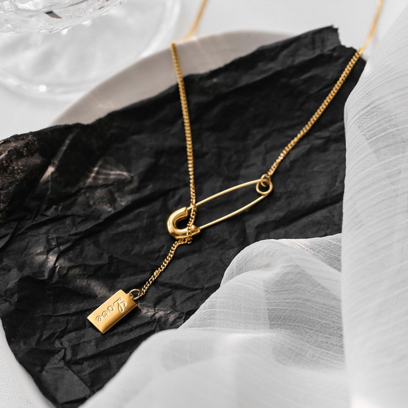 金 ネックレス 安全ピンモチーフ縦型プレート付き金ネックレス