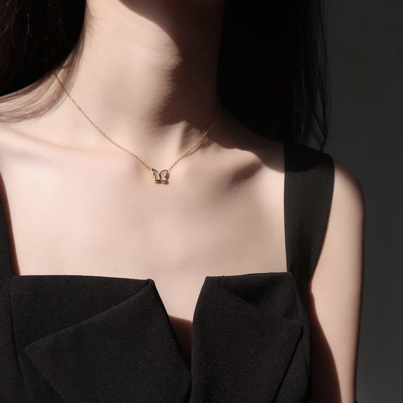 金 ネックレス 小さな蝶々モチーフの華奢な金ネックレス