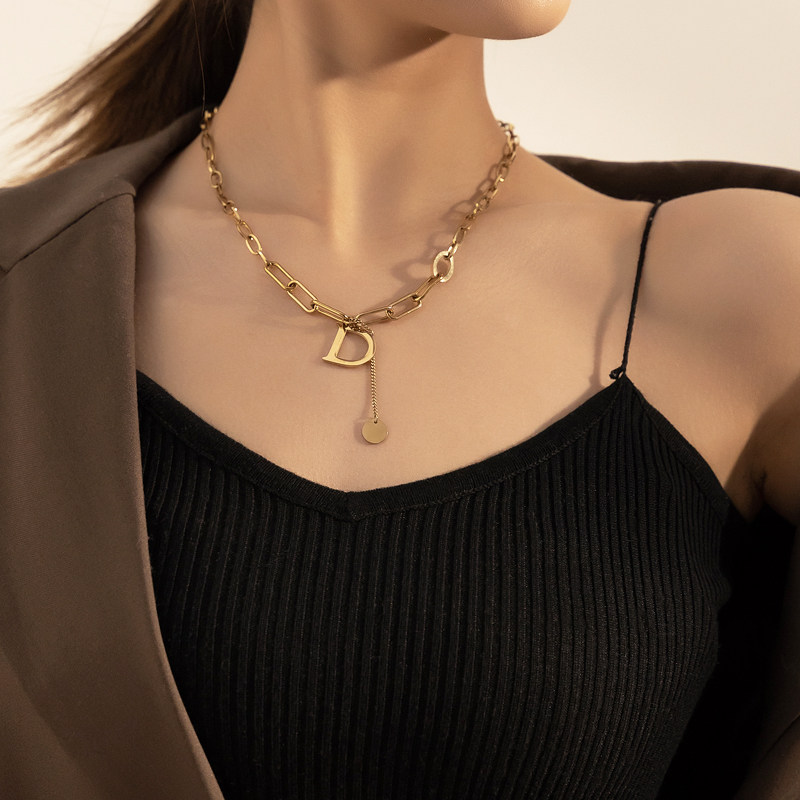 金 ネックレス イニシャル文字入りチェーン飾り付き金ネックレス