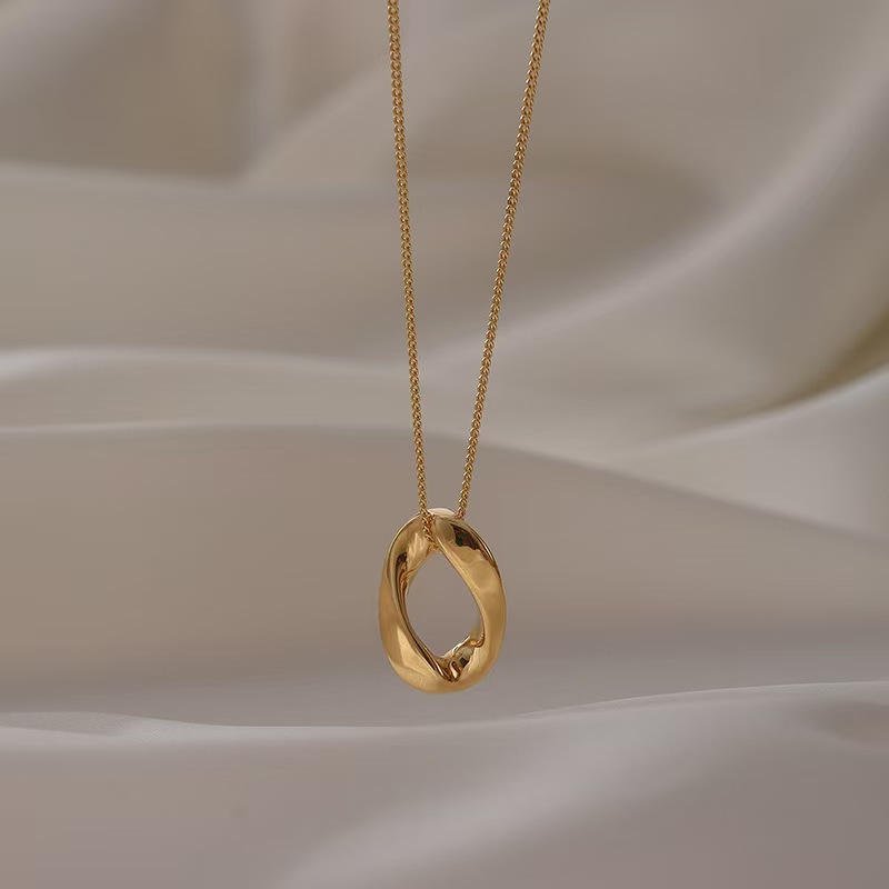 金 ネックレス ツイスト楕円ペンダント金ネックレス