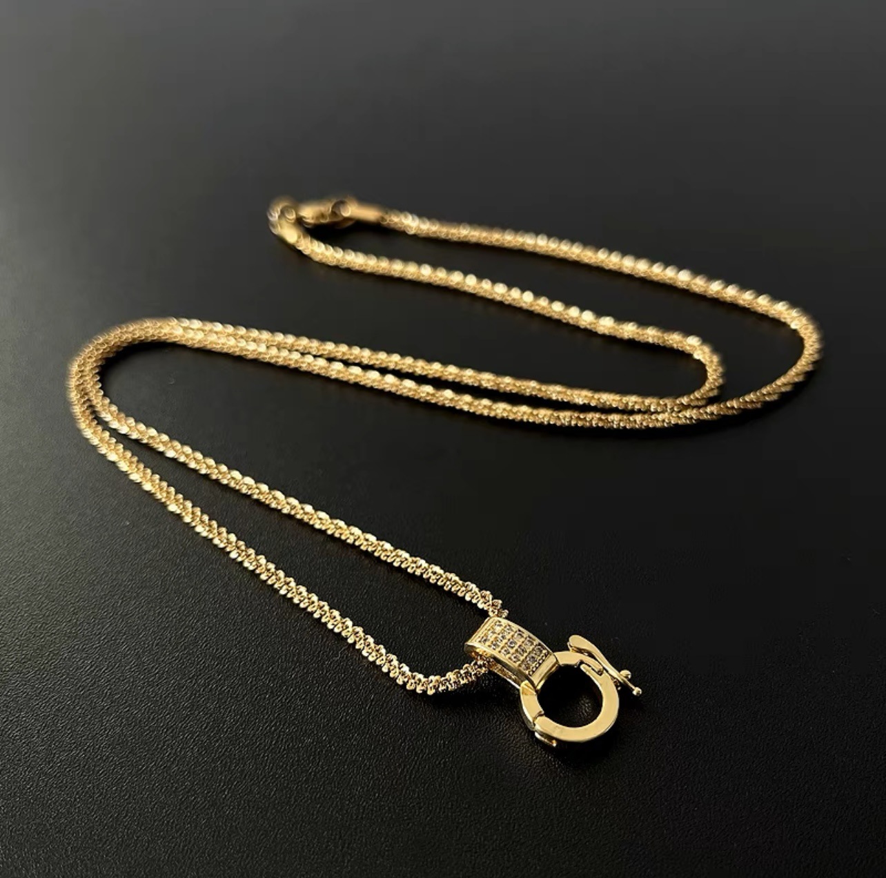 ゴールドネックレス キュービックジルコニア付き デザインネックレス