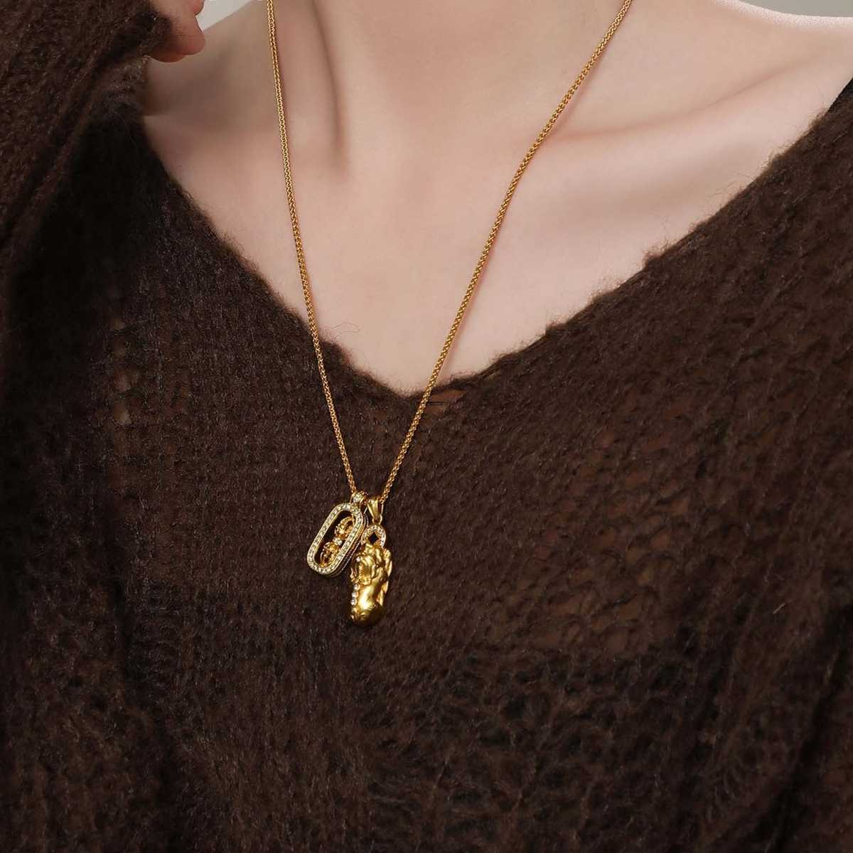 上品な輝きを放つ！あなたの魅力を引き立てゴールドアクセサリー5選