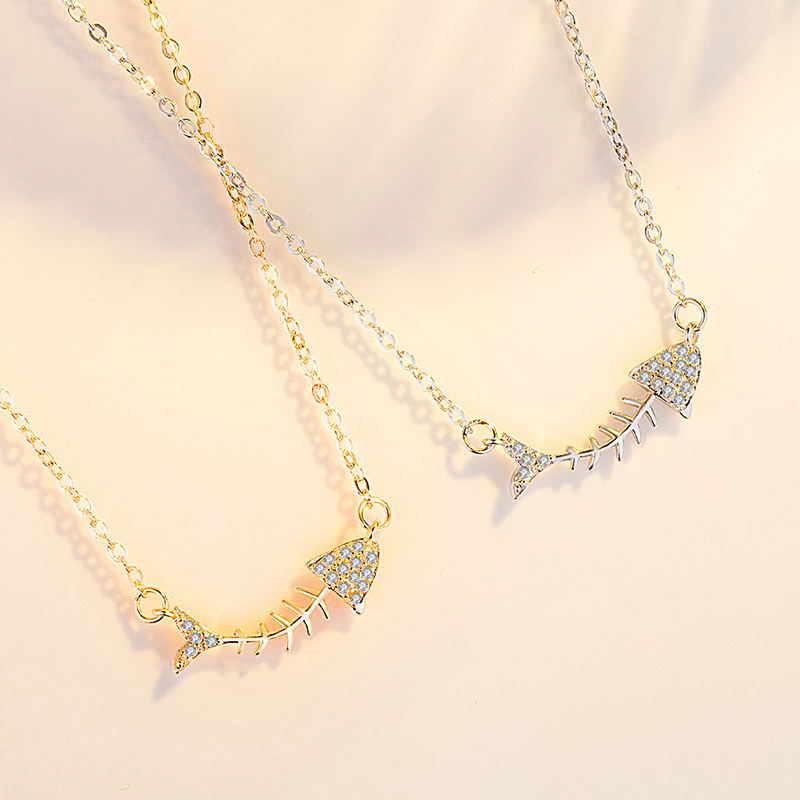 ゴールドアクセサリー キラキラお魚のネックレス
