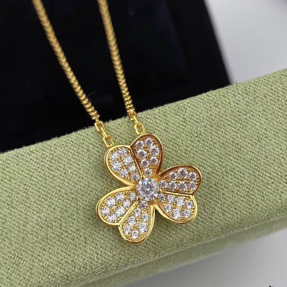 ゴールドアクセサリー 上品な花びらダイヤモンドネックレス