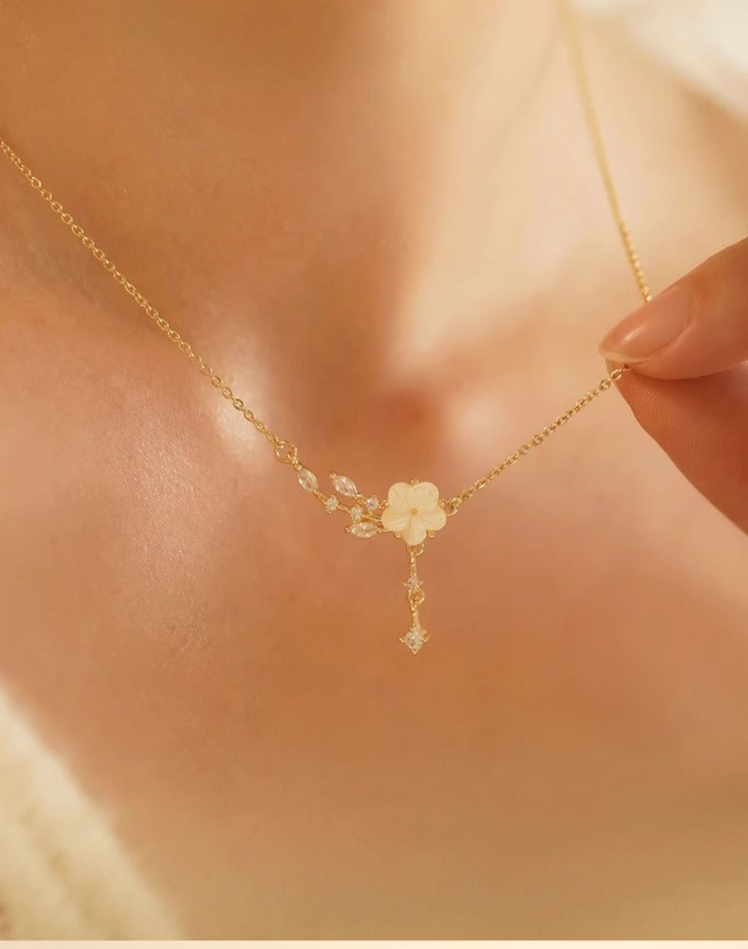 ゴールドアクセサリー 小花モチーフ しずく ネックレス