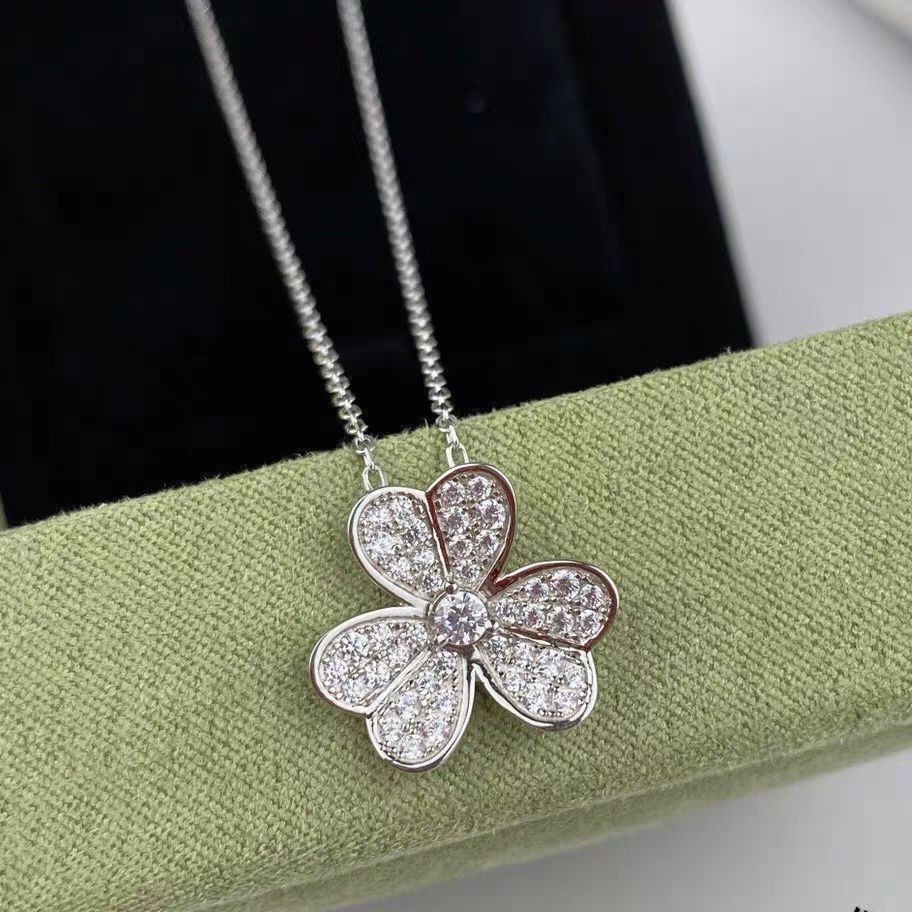 ゴールドアクセサリー 上品な花びらダイヤモンドネックレス