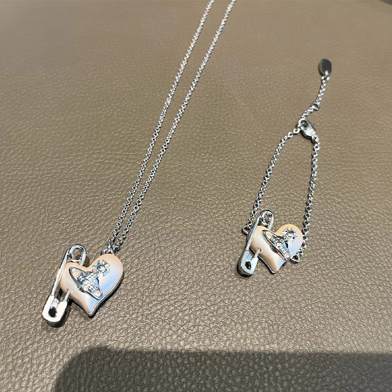 ゴールドアクセサリー ハートと留め金のペンダントネックレス