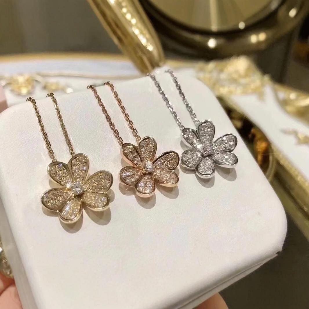 ゴールドアクセサリー 上品な花びらダイヤモンドネックレス