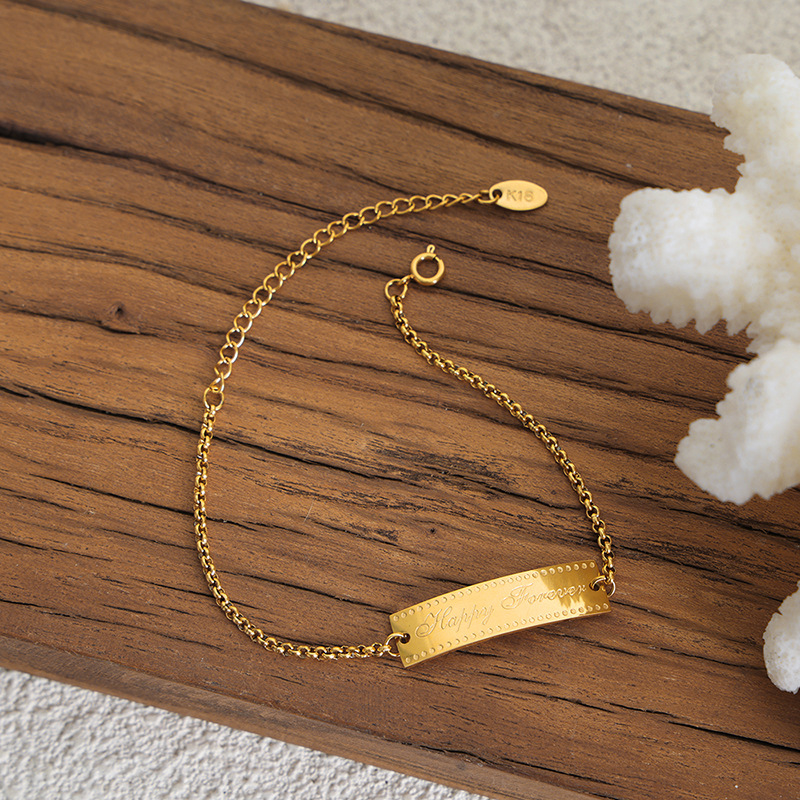 ゴールドアクセサリー 刻印プレート付き繊細チェーンブレスレット