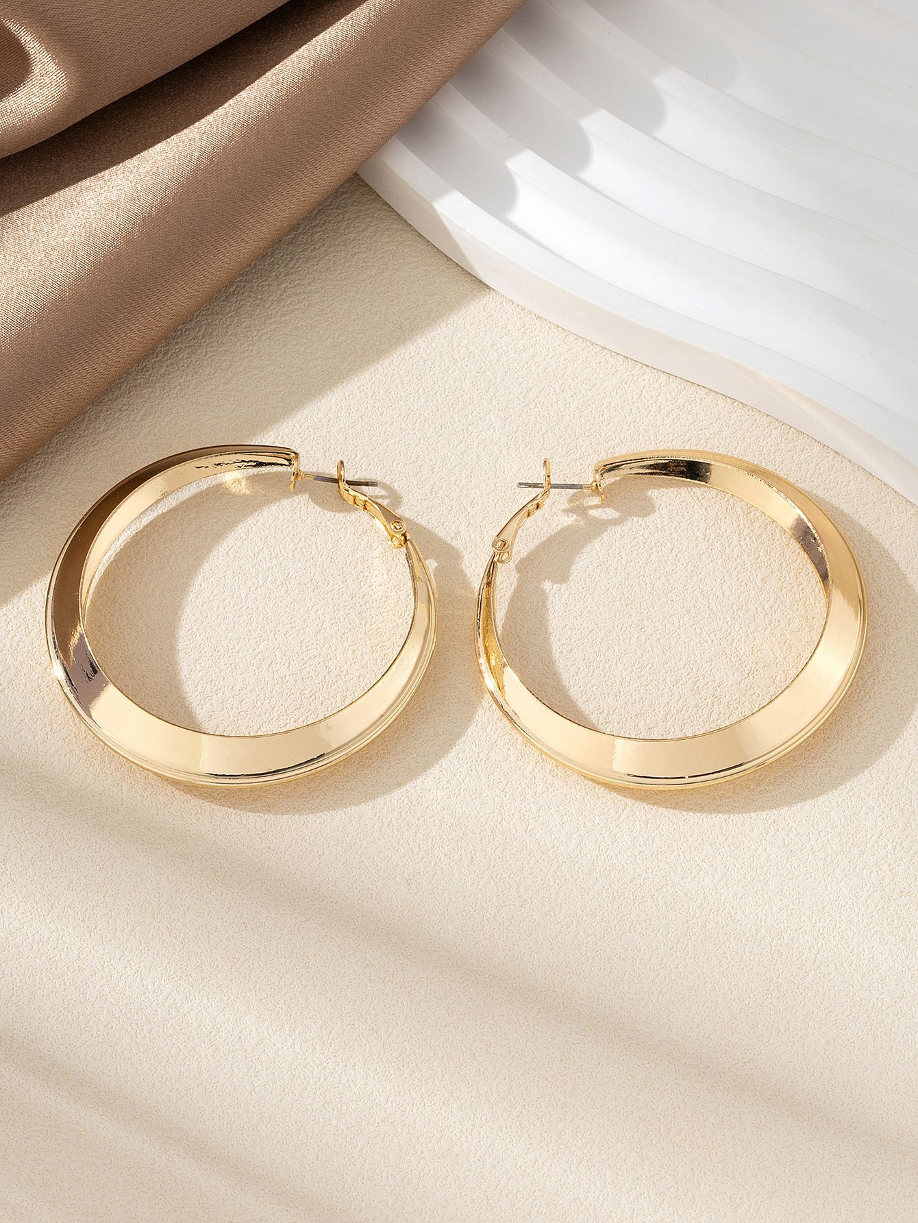 ゴールドアクセサリー 太軸ボリューム楕円輪っか型フープピアス