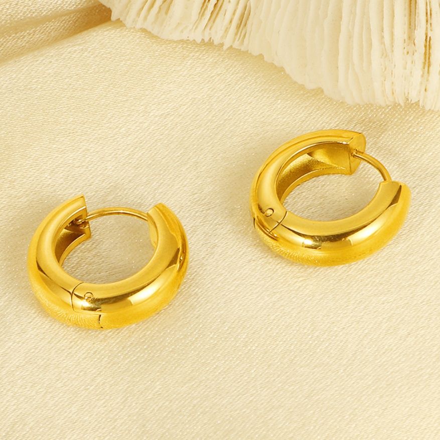 ゴールドアクセサリー  ピアス 丸みを帯びた小ぶりフープピアス